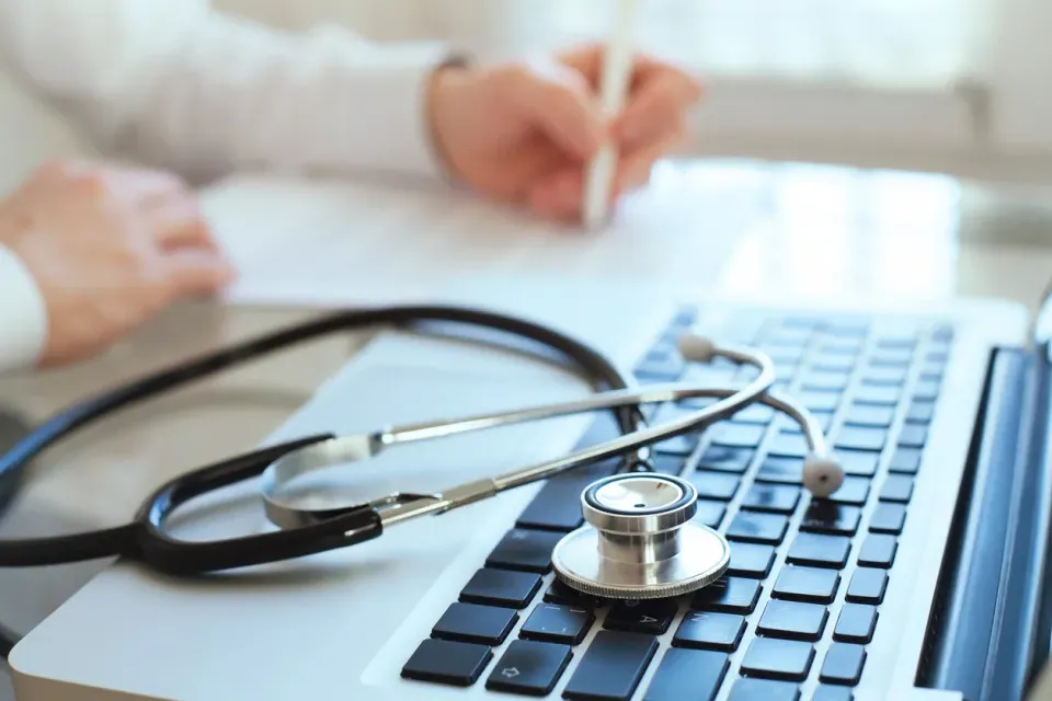 健康信息管理 Professional Taking Notes by Laptop with Stethoscope